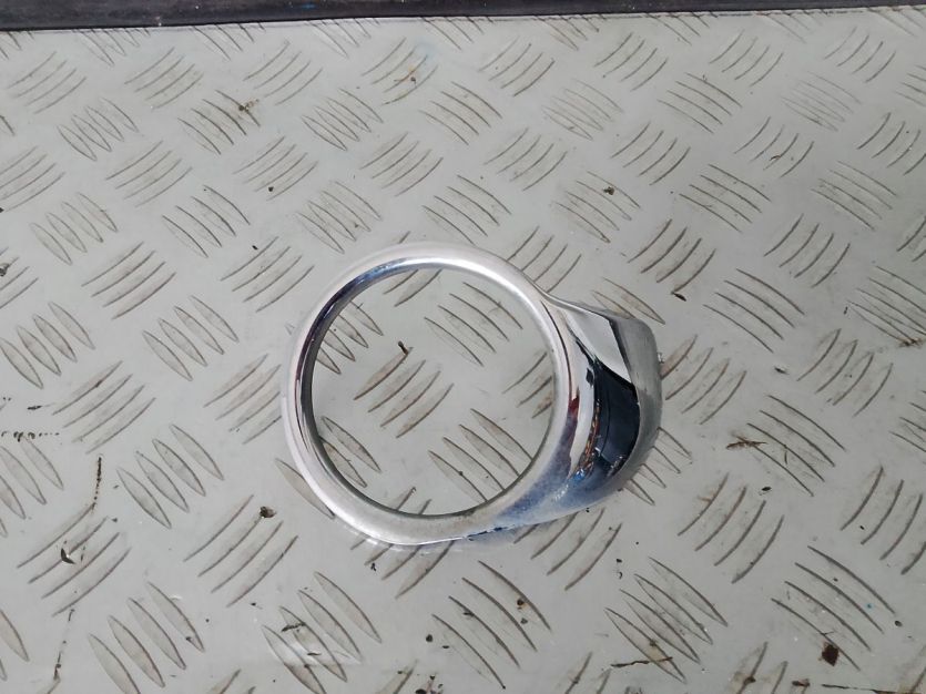 CITROEN DS3 KRATKA RAMKA HALOGENU PRAWA 9675348077