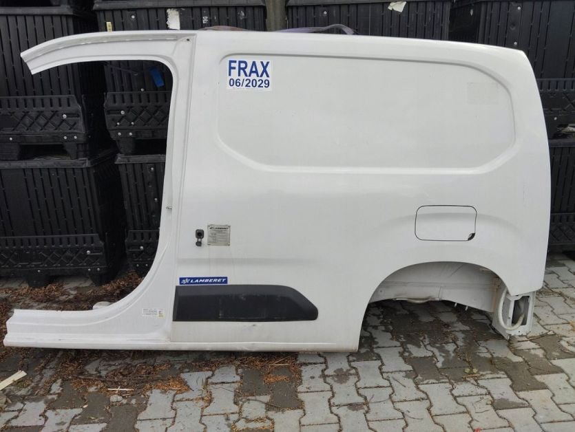 PEUGEOT PARTNER TOYOTA PROACE 2023 K9 IV BOK LEWY BLOTNIK PAS TYLNY PROG