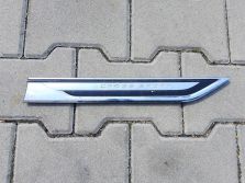 VW ATLAS CROSS SPORT 2023 EMBLEMAT DRZWI LEWY PRZÓD 3CM853689A