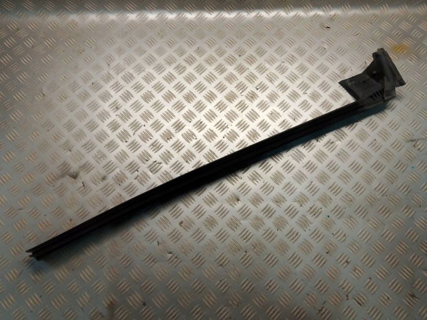 VW PASSAT CC 2010 USZCZELKA SZYBY PRAWY PRZÓD 3C8837472