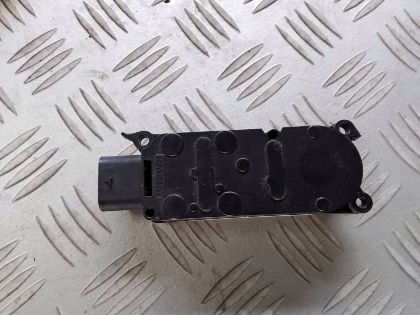 MERCEDES E KLASA W214 2023 SILNICZEK ŻALUZJI ATRAPY PRZÓD T96439C