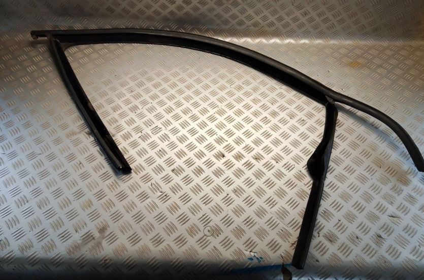 VW GOLF VI 6 GTI HB 5D 2012 USZCZELKA RAMKA DRZWI PRAWY PRZÓD 5K4837432C