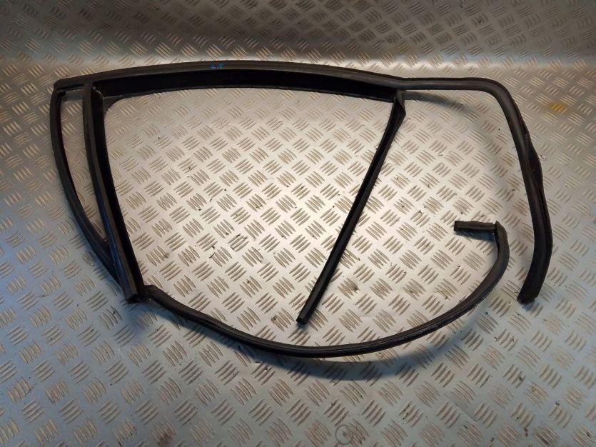 VW GOLF VI 6 GTI HB 5D 2012 USZCZELKA RAMKA DRZWI LEWY TYŁ 5K6839431