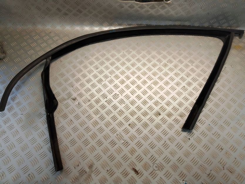 VW GOLF VI 6 GTI HB 5D 2012 RAMKA USZCZELKA DRZWI LEWY PRZÓD 5K4837431C