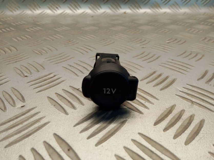 PEUGEOT 308 II T9 LIFT HB 2019 GNIAZDO ZAPALNICZKI 12V 966610537700