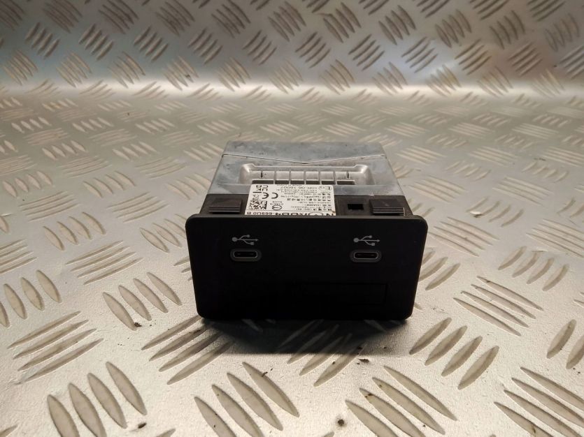 MAZDA CX90 CX-90 2024 GNIAZDO PORT LADOWANIA USB C CZYTNIK KART KBB4-669U0