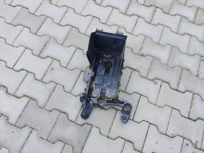 AUDI A3 8P 2008 PODSTAWA OBUDOWY AKUMLATORA 1K0915333