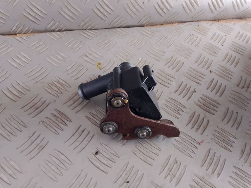 AUDI Q3 2.0TFSI DODATKOWA POMPA WODY 06H121601M