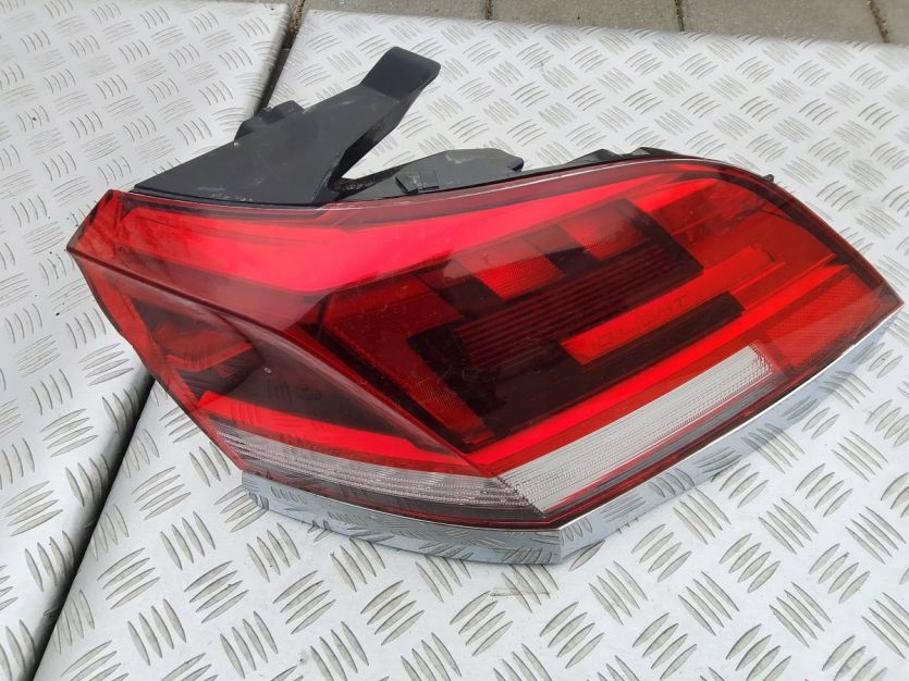 VW ATLAS CROSS 3.6 V6 LAMPA PRAWY TYŁ PRAWA TYLNA 3CM945208A
