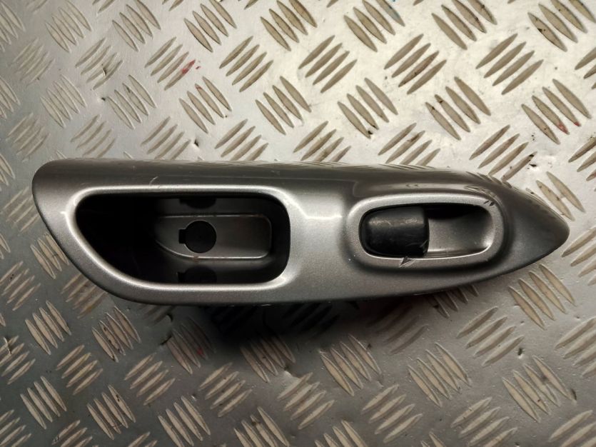 NISSAN JUKE PRZEŁĄCZNIK PANEL SZYB PRAWY TYŁ