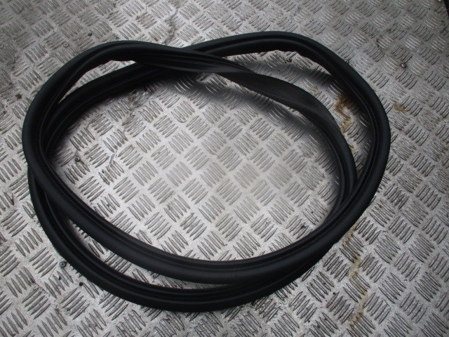 VOLVO V40 D2 15R. USZCZELKA KLAPY TYŁ