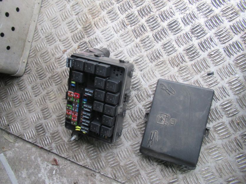 MASERATI GHIBLI 3.0 d SKRZYNKA BEZPIECNIKÓW 670008652