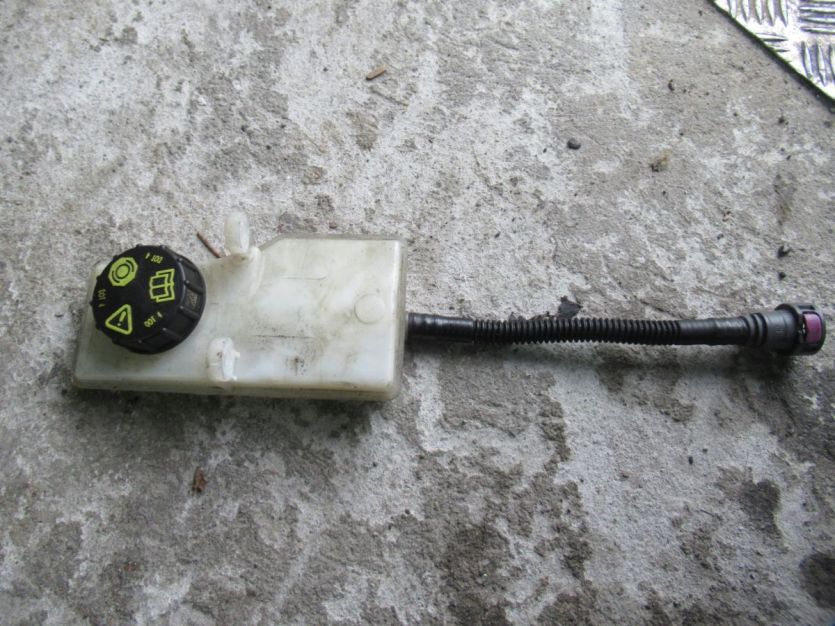 FORD TRANSIT CONNECT MK2 LIFT 2022 R. ZBIORNICZEK PŁYNU HAMULCOWEGO