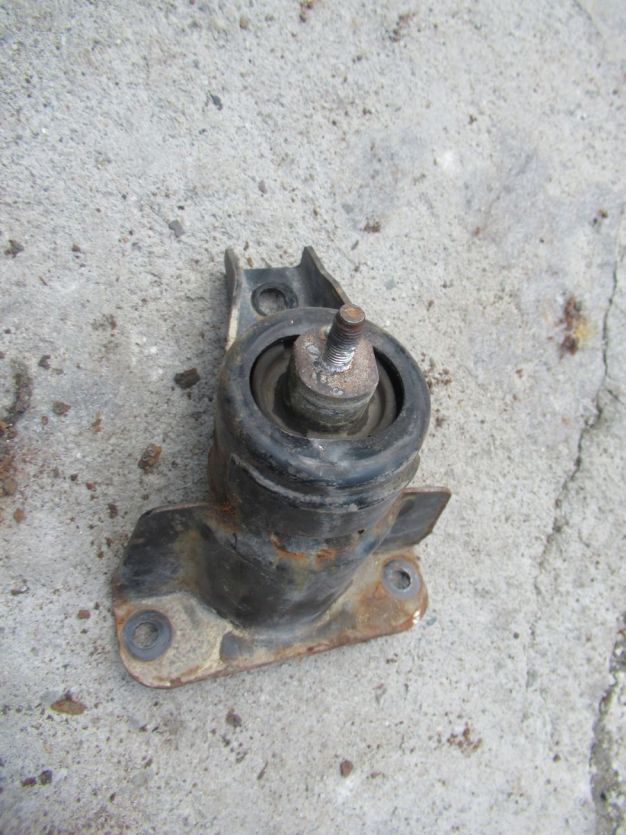 SUZUKI SWIFT MK6 1.3 16V PODUSZKA SILNIKA