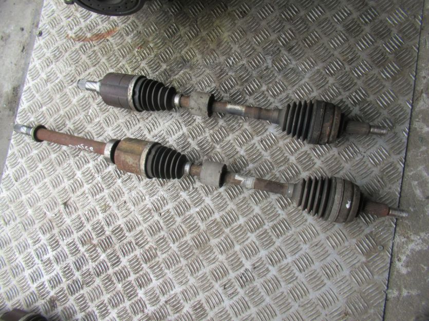 DACIA DUSTER I 2012 R. 1.6 2WD POŁOŚ LEWA 391015061R