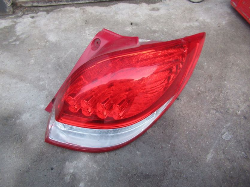 HYUNDAI VELOSTER LAMPA PRAWY TYŁ PRAWA 2013 R