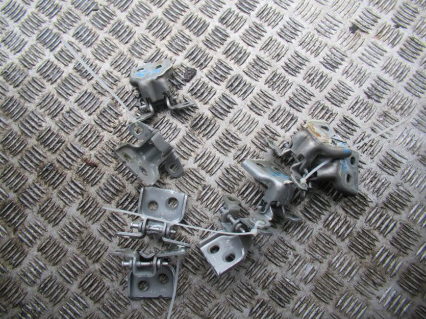 DACIA DUSTER I LIFT ZAWIAS ZAWIASY DRZWI PRAWY TYŁ