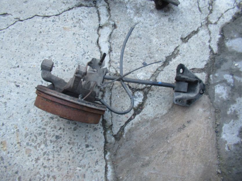 DACIA DUSTER I LIFT 1.6 4X4 ZAWIESZENIE TYŁ PRAWY TYŁ PIASTA PRAWA WYSYŁKA