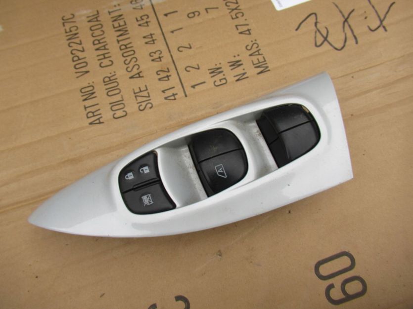 NISSAN JUKE I LIFT 2015 R. PRZEŁĄCZNIK SZYBY LEWY PRZÓD