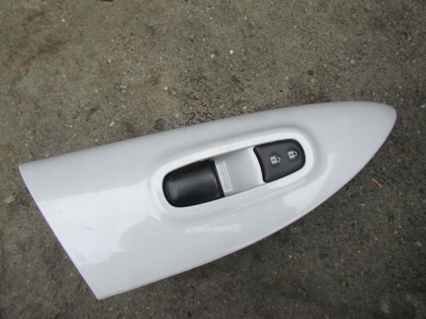 NISSAN JUKE I LIFT 2015 R. PRZEŁĄCZNIK SZYBY PRAWY PRZÓD