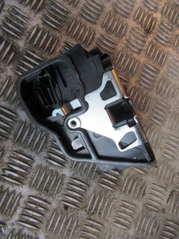 BMW E81 E87 5D 2.0 D ZAMEK LEWY PRZÓD 5PIN 7229461