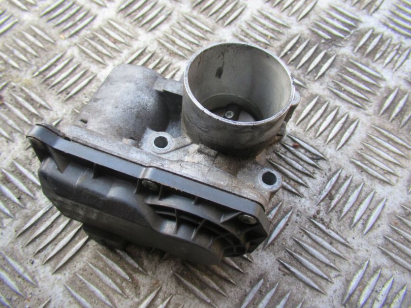 LOGAN II MCV KOMBI 2016 R. 1.2 PRZEPUSTNICA SILNIKA 8200568712E