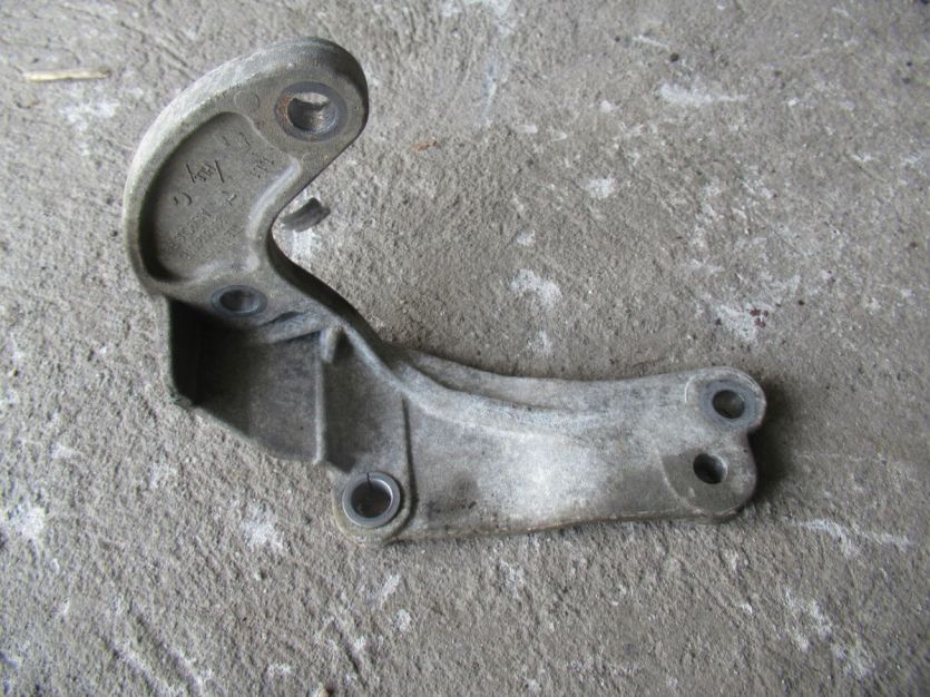 DACIA DUSTER I LIFT 1.6 ŁAPA WSPORNIK 839302057R