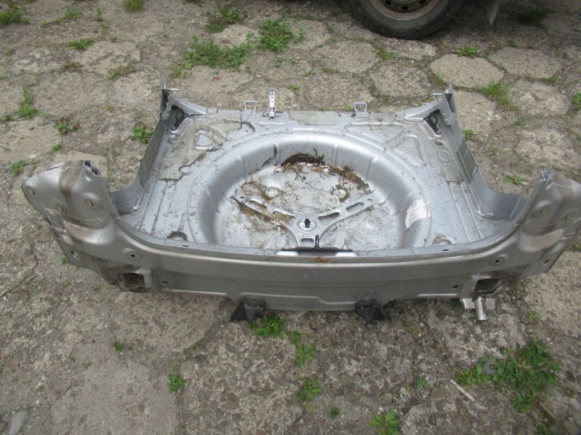 AUDI A3 8P 3D PAS TYŁ TYLNI PAS WANNA PODŁOGA