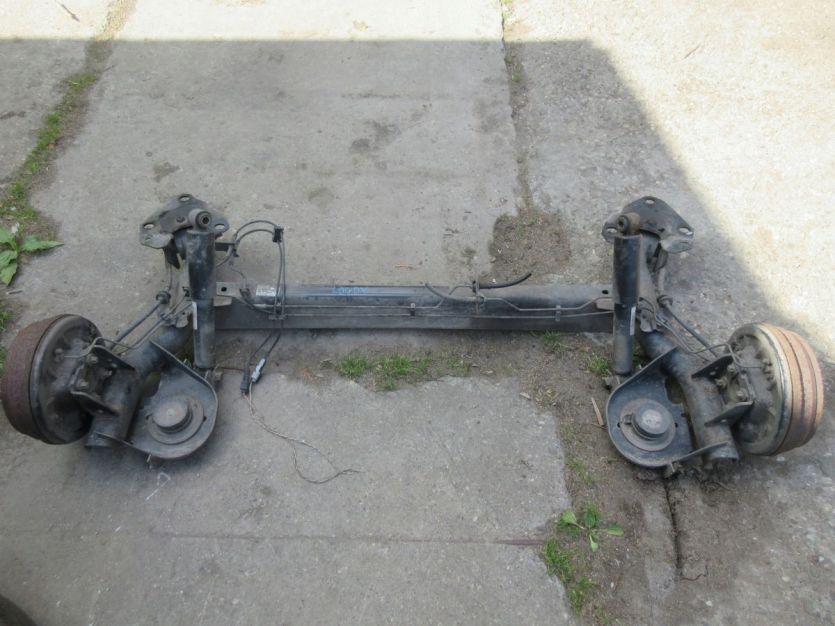 DACIA DOKKER OŚ TYŁ TYLNA