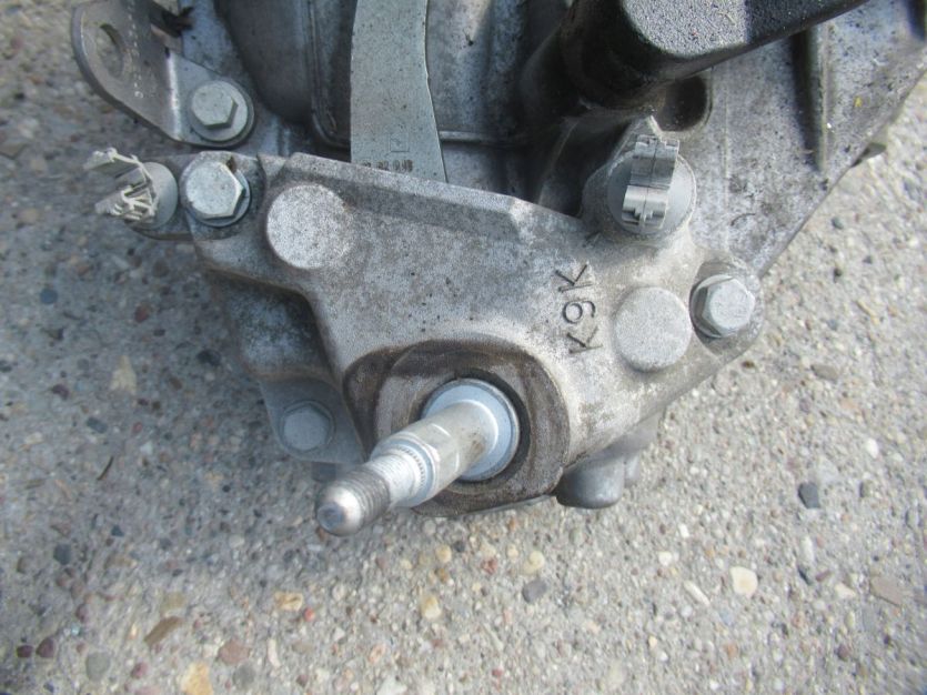 DACIA DUSTER ŁAPA SKRZYNI 4X4 4WD 1.6 SCE JL8B008