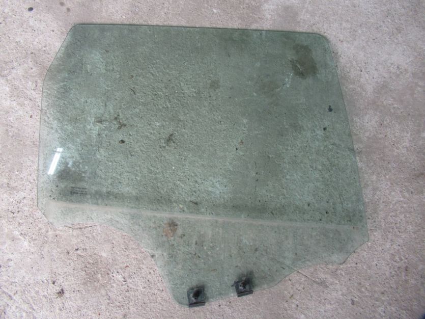 DACIA DUSTER I LIFT 1.6 16V SZYBA PRAWY TYŁ