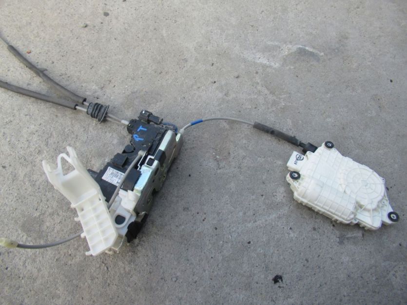 hyundai EQUUS GENESIS 2015 R. ZAMEK DRZWI PRAWY TYŁ