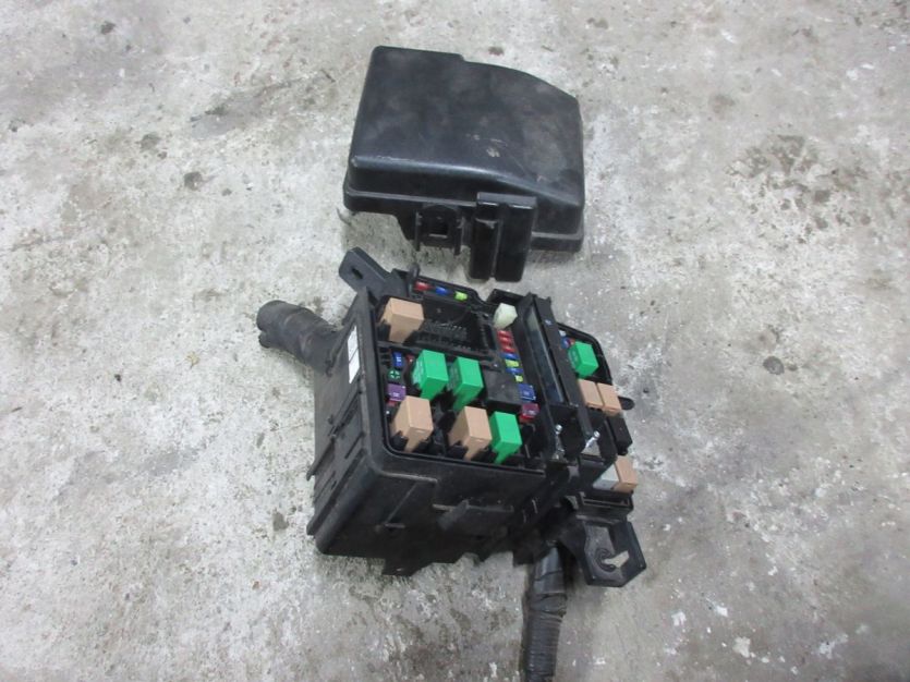 HYUNDAI SONATA HYBRID 2010-2015 2,4 SKRZYNKA BEZPIECZNIKÓW