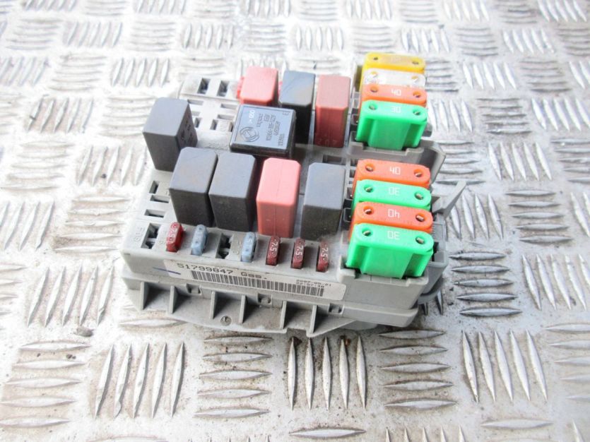 FIAT LINEA SKRZYNKA BEZPIECZNIKÓW 51799847