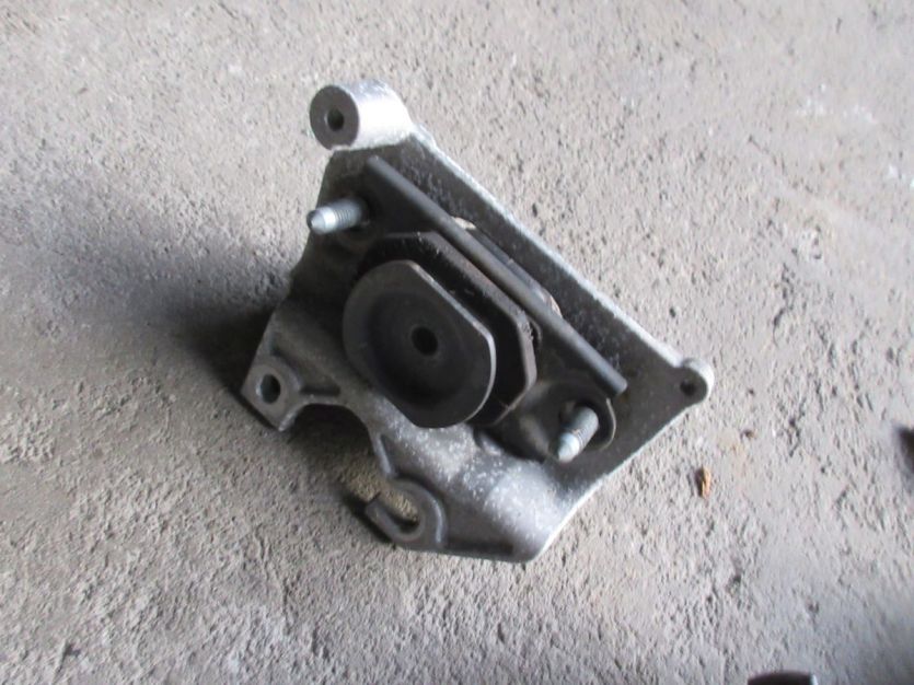 DACIA DUSTER II DUSTER 2 21 R . PODUSZKA ŁAPA SKRZYNI