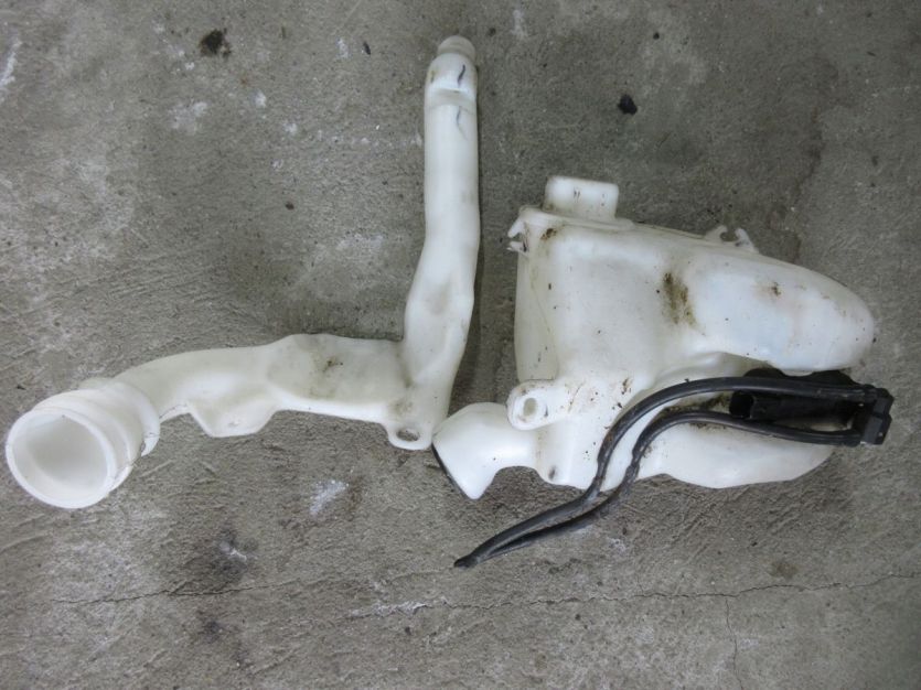 CITROEN C3 II 2011 R. ZBIORNICZEK PŁYNU SPRYSKIWACZY