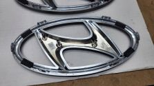 Znaczek Emblemat Logo PRZÓD Grill Hyundai Tucson IV Ciemny CHROM 86300N9010