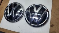 Emblemat Znaczek Logo w Grill VW Volkswagen Passat B8 2014- 3G0853601B