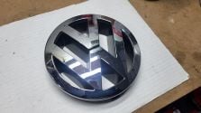 Emblemat Znaczek Logo VW PRZÓD do Atrapy GRILLA Touareg 7L6 LIFT 7L6853601A