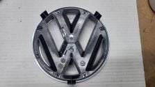 Emblemat Znaczek Logo VW PRZÓD do Atrapy GRILLA Touareg 7L6 LIFT 7L6853601A