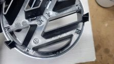 Emblemat Znaczek Logo VW PRZÓD do Atrapy GRILLA Touareg 7L6 LIFT 7L6853601A