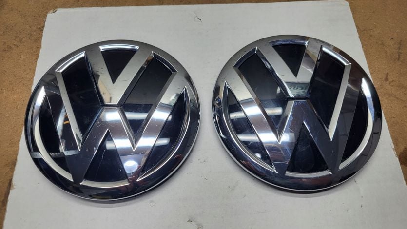 Emblemat Znaczek Logo w Grill VW Volkswagen Passat B8 2014- 3G0853601B