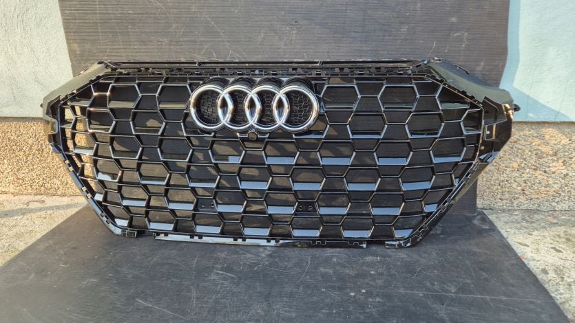 Atrapa chłodnicy GRILL Audi RSQ3 83A 19- Q3 RS 83A853651D ORYGINAŁ NOWY !!!